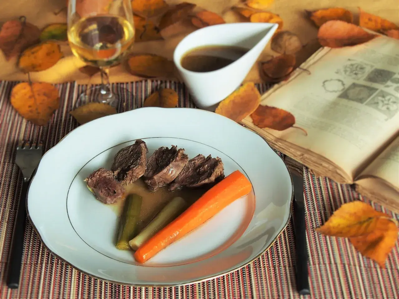 Assiette de joue de porc au cidre, carottes et poireaux. Quel vin avec joue de porc au cidre ? Un cidre doux ou un vin blanc fruité.