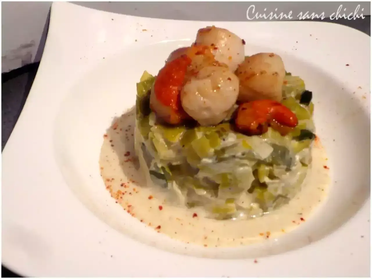Noix de Saint-Jacques poêlées sur lit de poireaux à la crème. Un délice qui appelle un vin blanc sec.