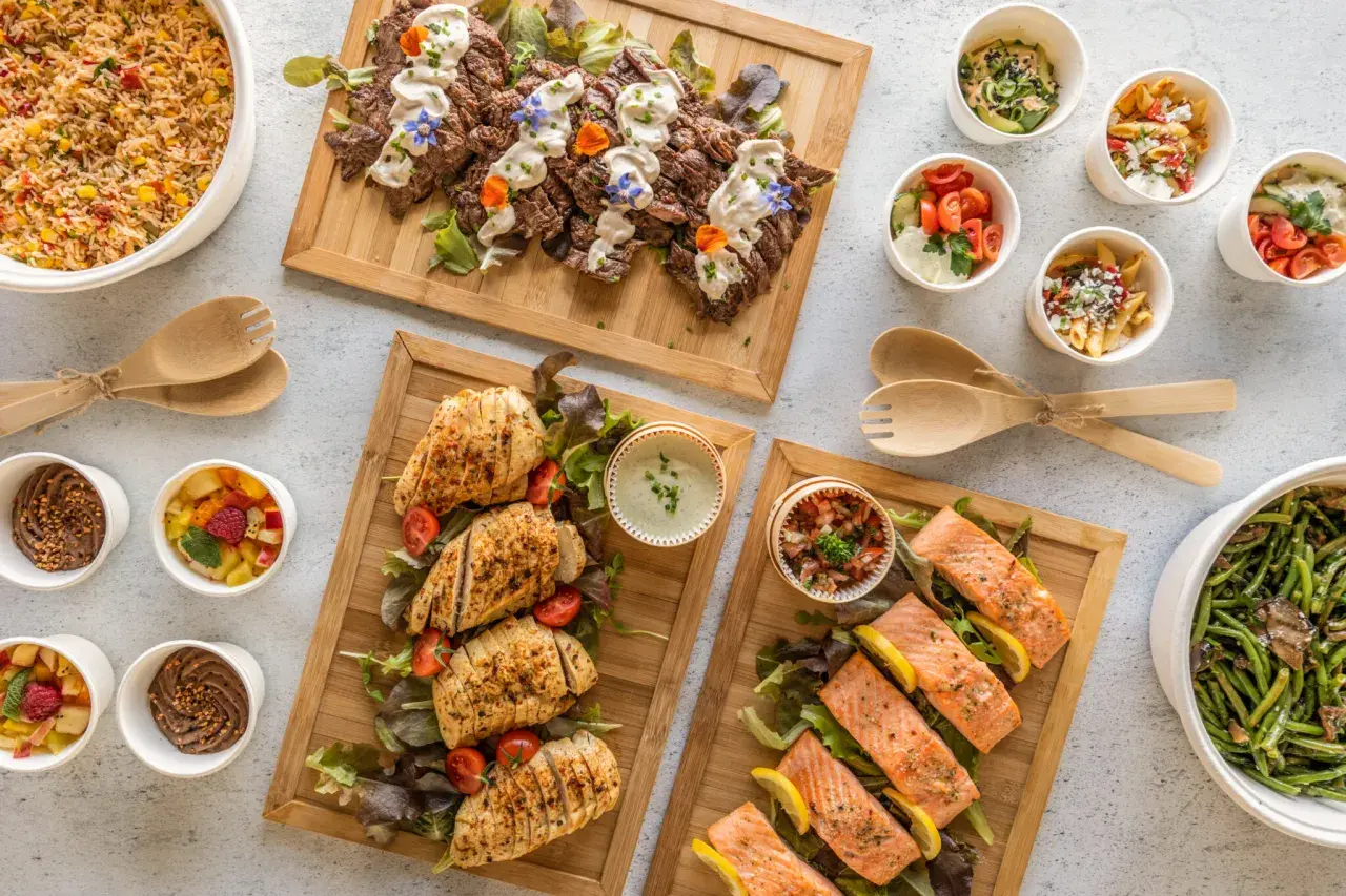 Un buffet déjeuner généreux avec viandes, poissons, salades et accompagnements variés.