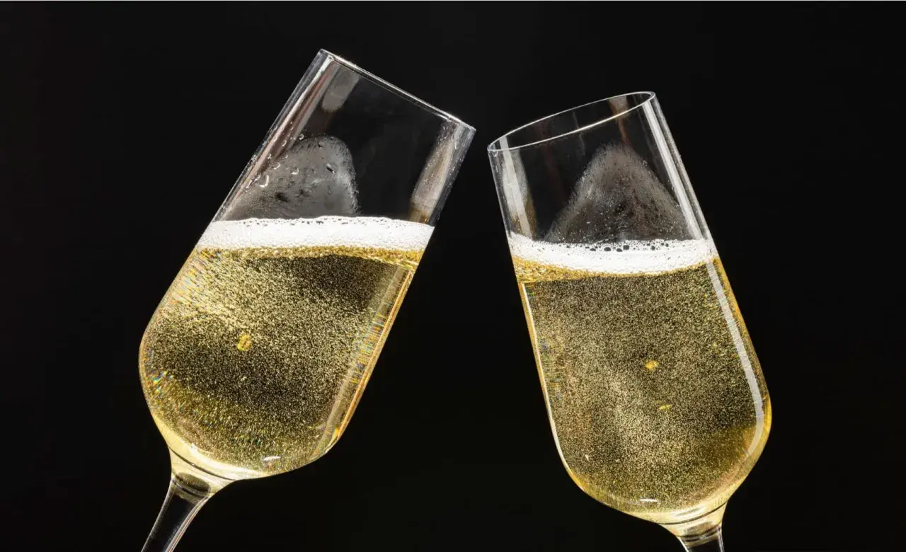 Deux flûtes de champagne pétillant, un toast pour célébrer la différence champagne et mousseux.