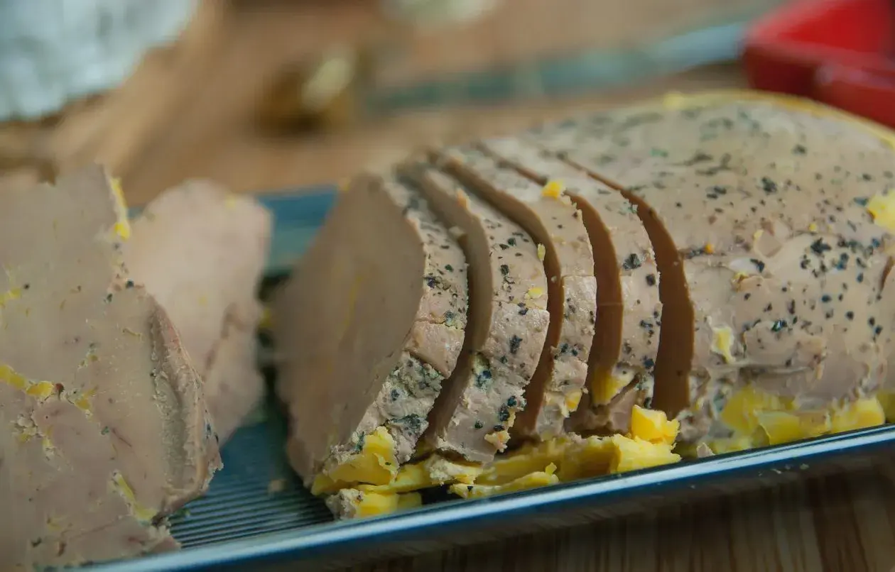 Tranche de foie gras assaisonnée, parfaite avec un vin pour foie gras et saumon.