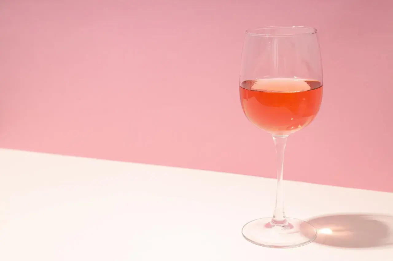 Verre de vin rosé, parfait pour une dégustation à la bonne température.