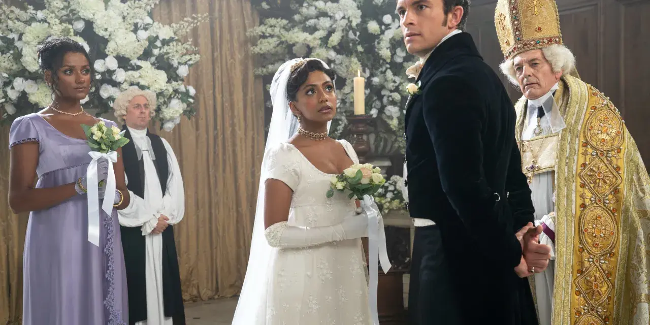 La mariée, le marié et le clergé se tiennent dans une église ornée de fleurs pour un mariage Bridgerton.