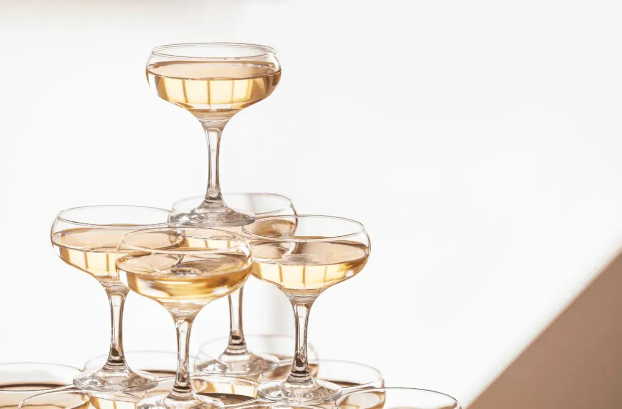 Une pyramide de champagne étincelante, prête pour une célébration.