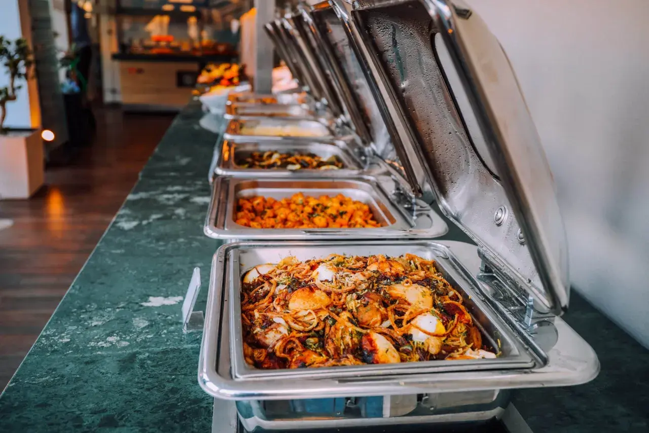 Buffet de plats chauds, une organisation de repas qui apporte variété et saveurs.