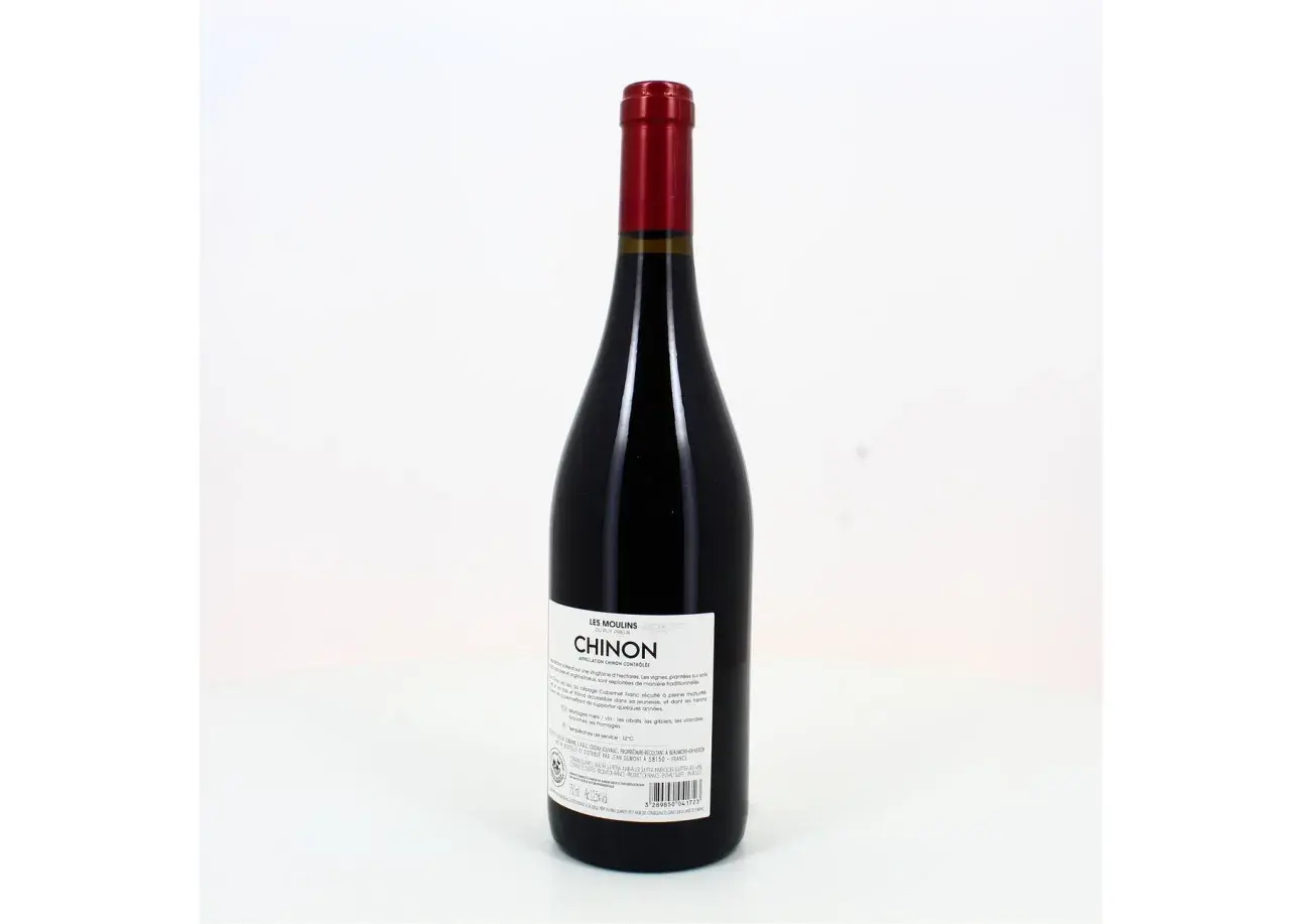 Bouteille de vin rouge Chinon, un cépage chinon rouge de la Loire, avec une étiquette blanche et une capsule rouge.