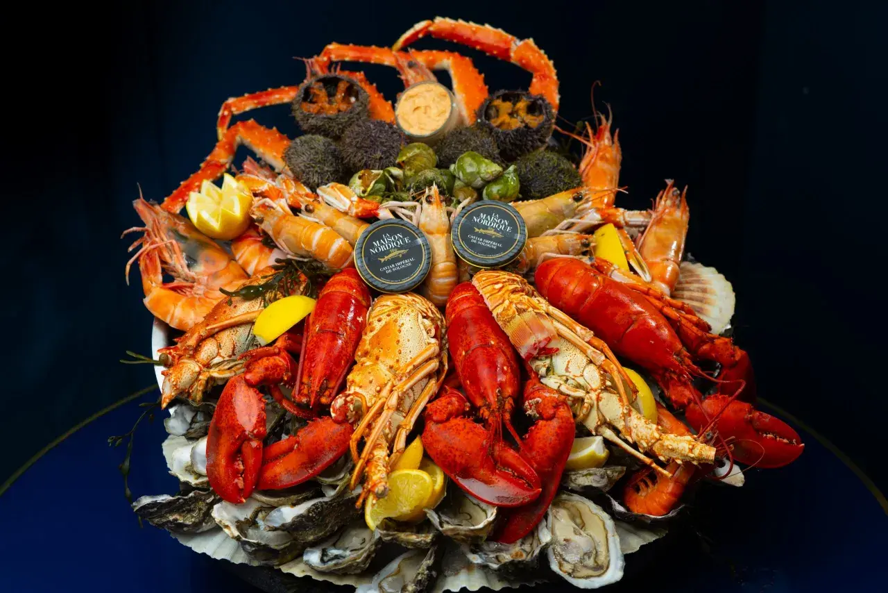 Une assiette de fruits de mer pour une personne : homards, langoustines, crevettes, oursins, huîtres et caviar.