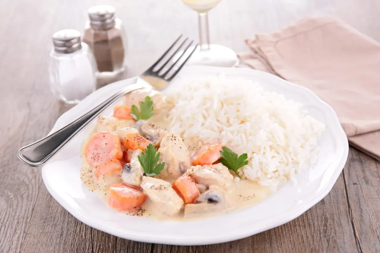 Blanquette de poisson crémeuse avec riz blanc, carottes et champignons. Quel vin avec blanquette de poisson ? Un vin blanc sec et fruité serait parfait.