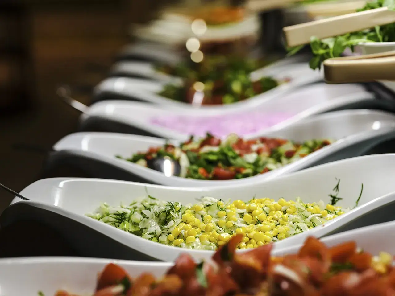Un buffet frais et coloré, parfait pour un menu campagnard. Salades de maïs, tomates, herbes fraîches et autres délices.