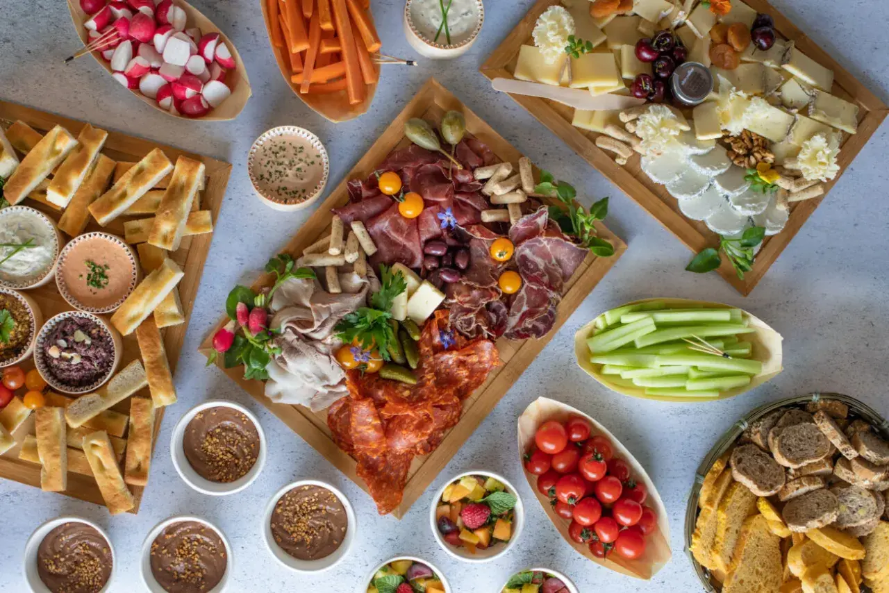 Plateaux variés : charcuterie, fromages, crudités, dips et pains. Parfait pour une idée repas soirée nombreux, convivial et gourmand.