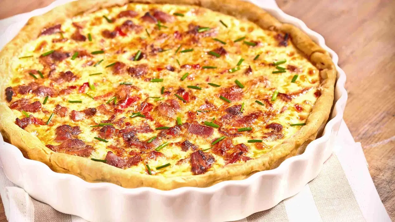Une tourte dorée aux lardons et ciboulette, parfaite en accompagnement tourte pour un repas convivial.