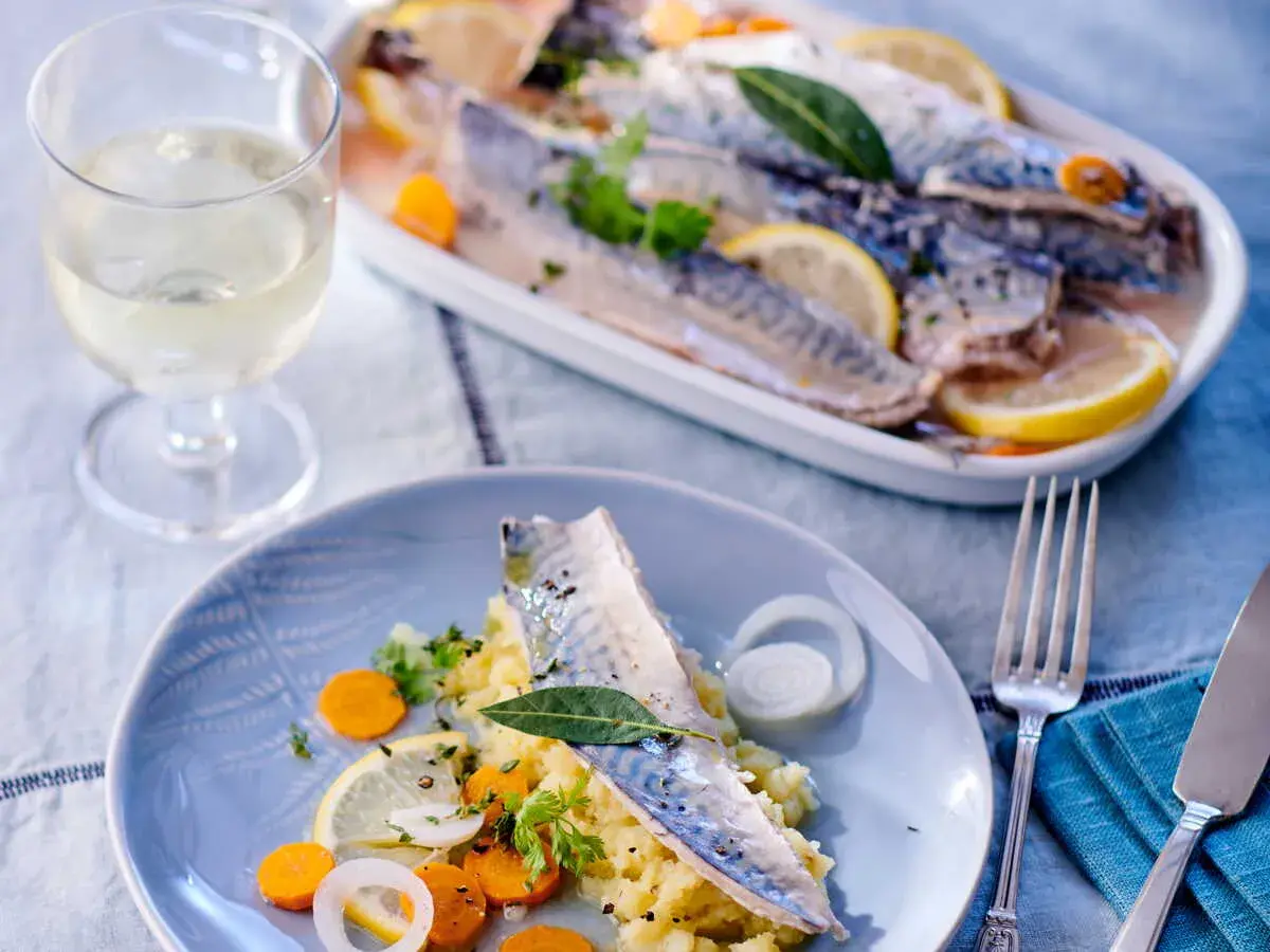 Maquereaux au vin blanc servis avec purée, carottes et citron. Quel accompagnement parfait pour ce plat !
