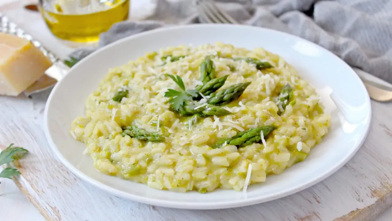 Risotto crémeux aux asperges, parsemé de parmesan. Un délice qui invite à se demander : que boire avec un risotto ?