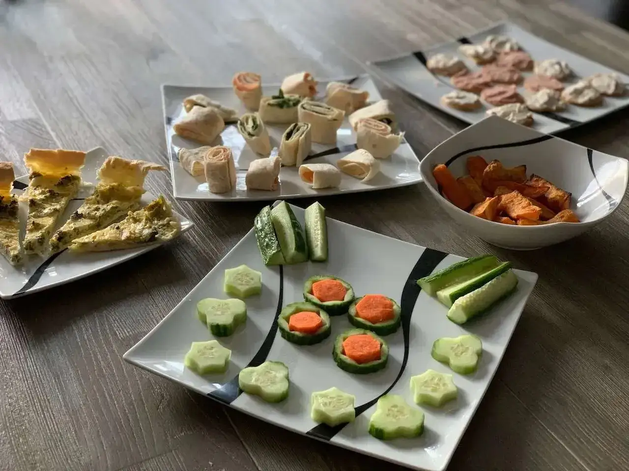 Id&eacute;e repas soir&eacute;e entre jeunes : tartes, wraps, crudit&eacute;s coup&eacute;es en &eacute;toiles, et patates douces r&ocirc;ties. Parfait pour un ap&eacute;ro convivial !