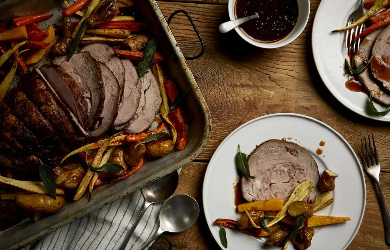 Un plat de paleron de veau confit, r&ocirc;ti avec des carottes, panais et pommes de terre, napp&eacute; d'une sauce savoureuse.