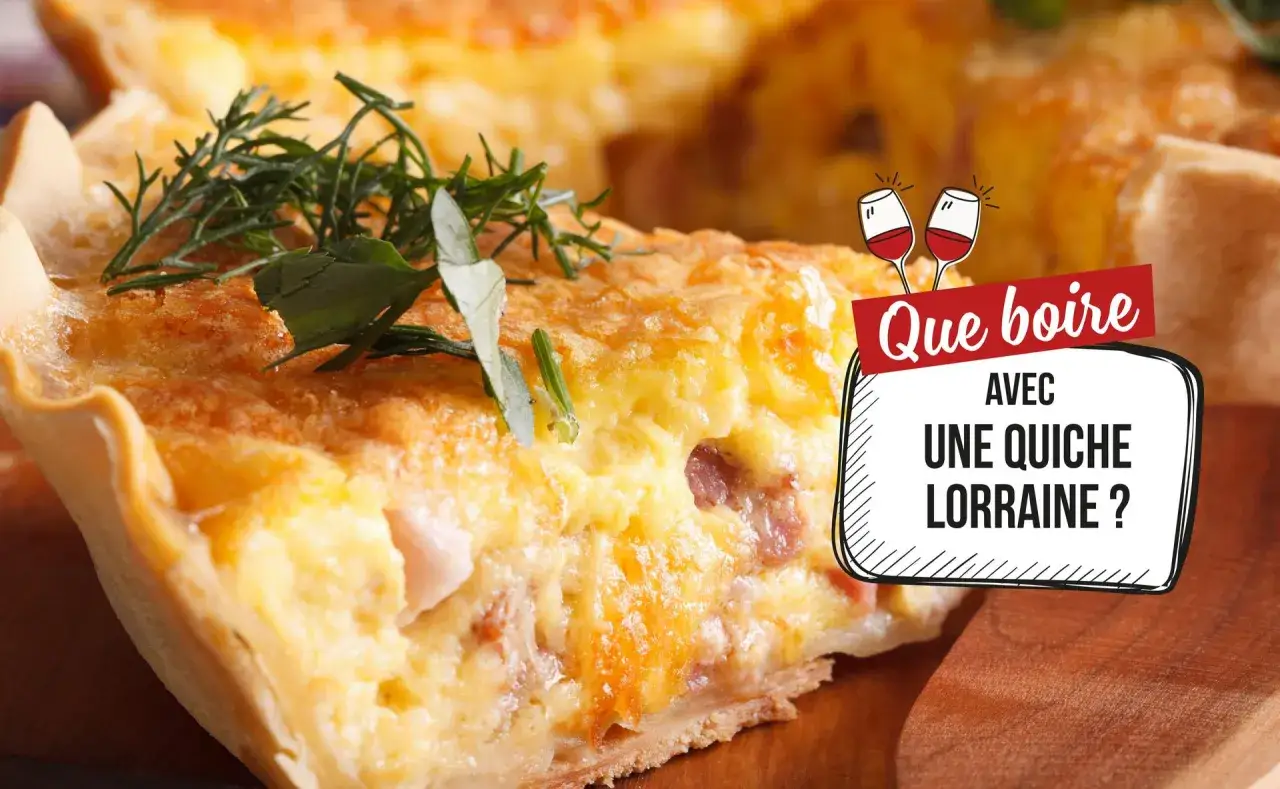 Une part de quiche lorraine garnie d'herbes, avec un texte 