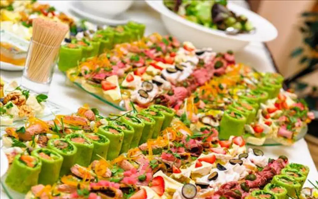 Un buffet color&eacute; avec des rouleaux verts, des fruits et de la viande. Une belle id&eacute;e ap&eacute;ro mariage pour r&eacute;galer vos invit&eacute;s.