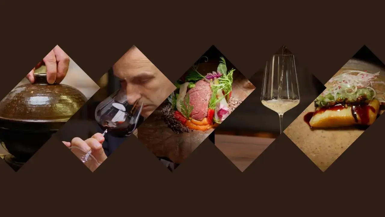 Un homme hume un verre de vin rouge, parfait pour le foie gras. À côté, un plat de poisson et un verre de vin blanc, idéal pour le saumon.