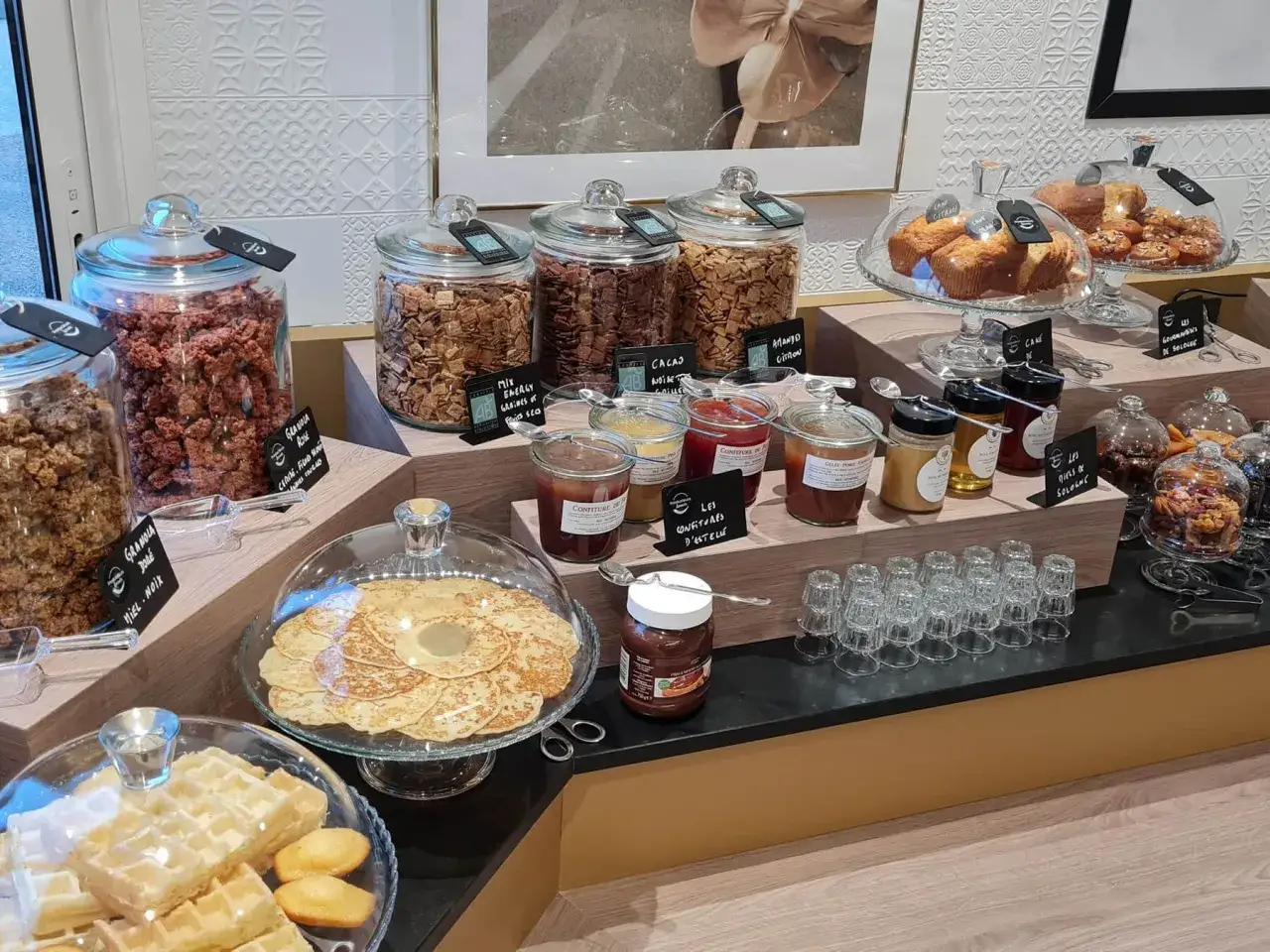 Buffet de petit d&eacute;jeuner continental ou am&eacute;ricain : c&eacute;r&eacute;ales, granolas, confitures, cr&ecirc;pes, gaufres, muffins et madeleines.