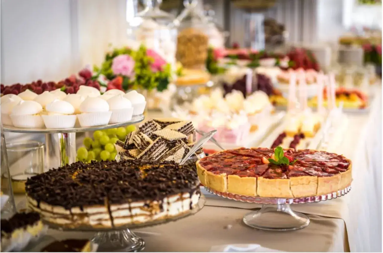 Un buffet américain traiteur débordant de gâteaux, meringues, fruits et gaufrettes. Un délice visuel pour tous les gourmands.