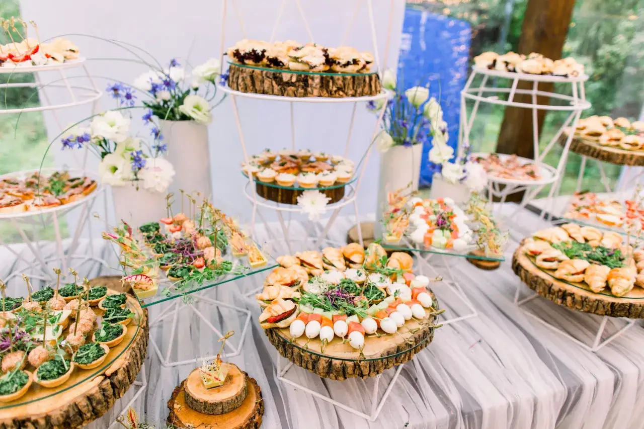 Buffet garni de petits fours, tartines, brochettes et verrines. Une organisation repas qui apporte une touche festive et gourmande.