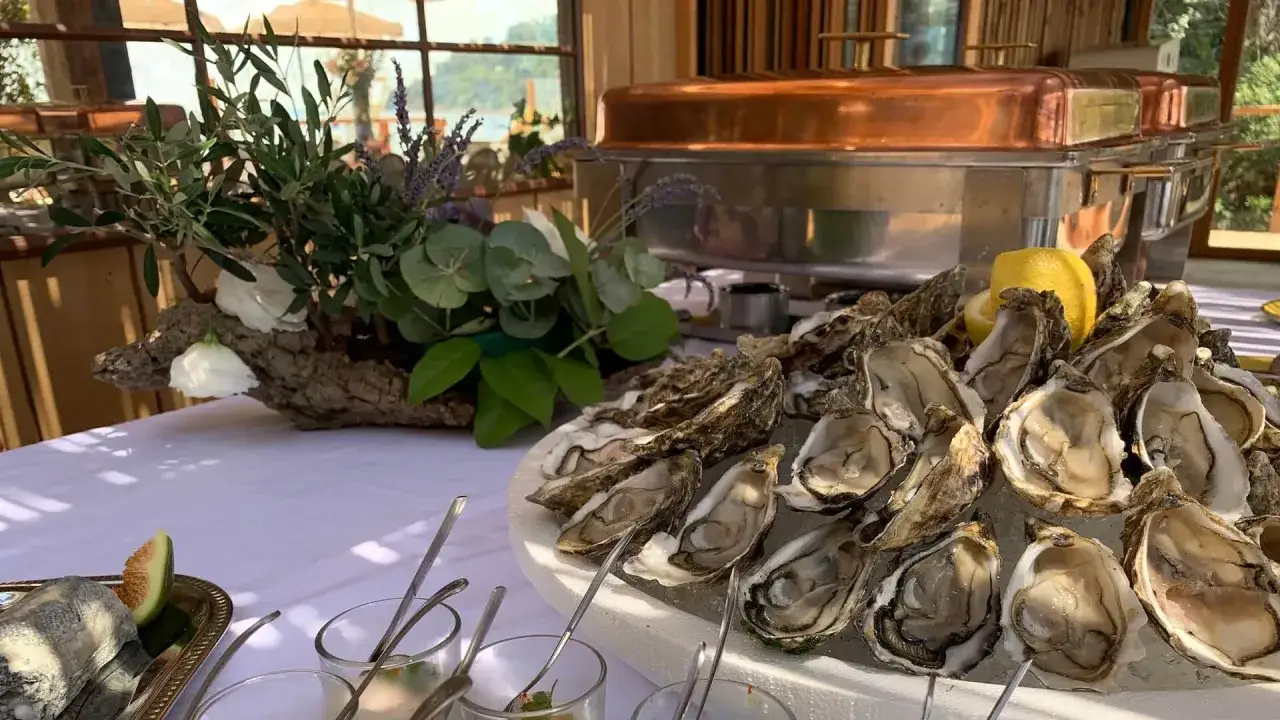 Plateau d'hu&icirc;tres fra&icirc;ches, une belle id&eacute;e menu de mariage chic. D&eacute;coration florale et citron pour un buffet &eacute;l&eacute;gant.