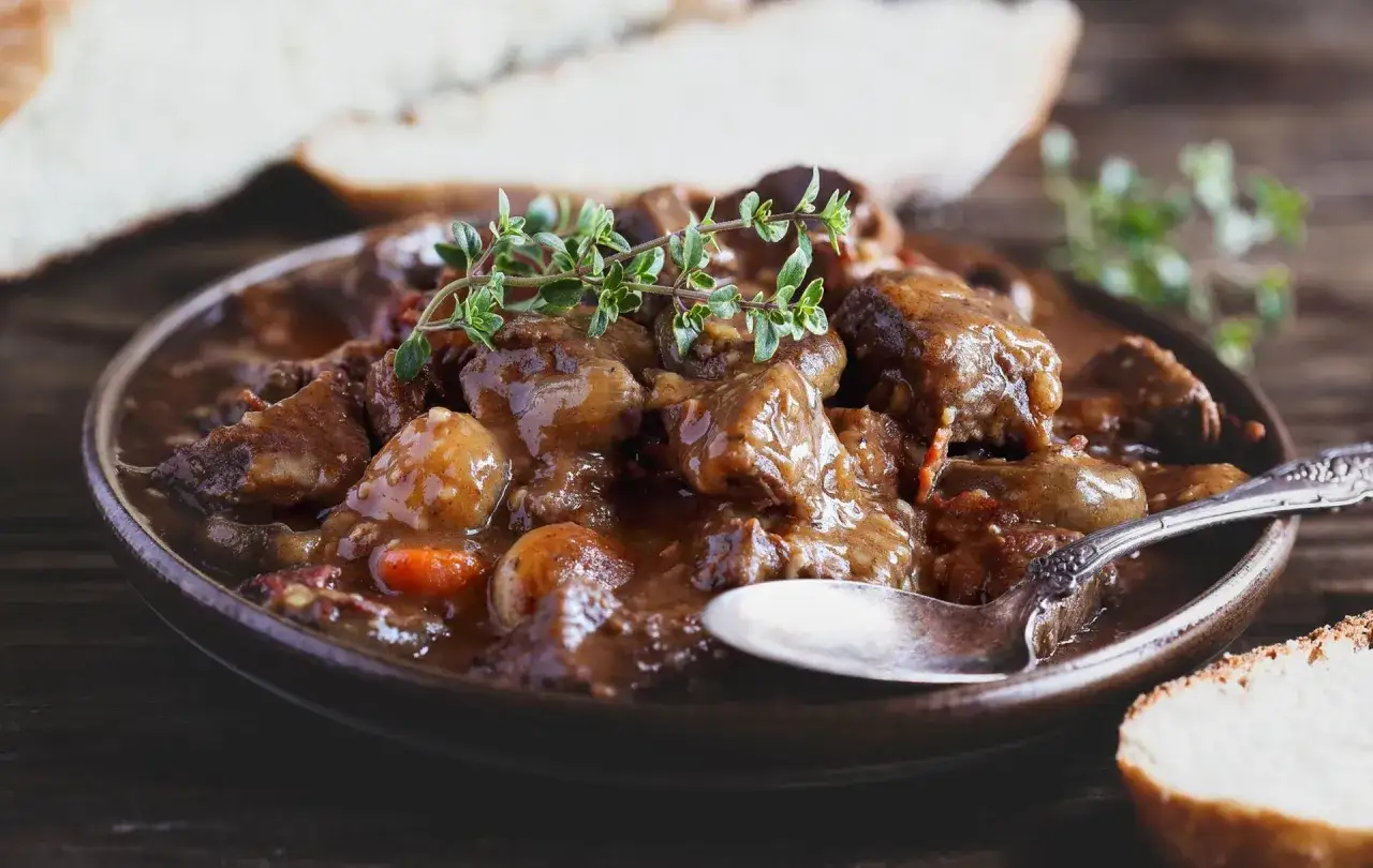Un plat mijoté de rognons de veau, garni de thym frais. Parfait pour savoir que boire avec des rognons de veau.