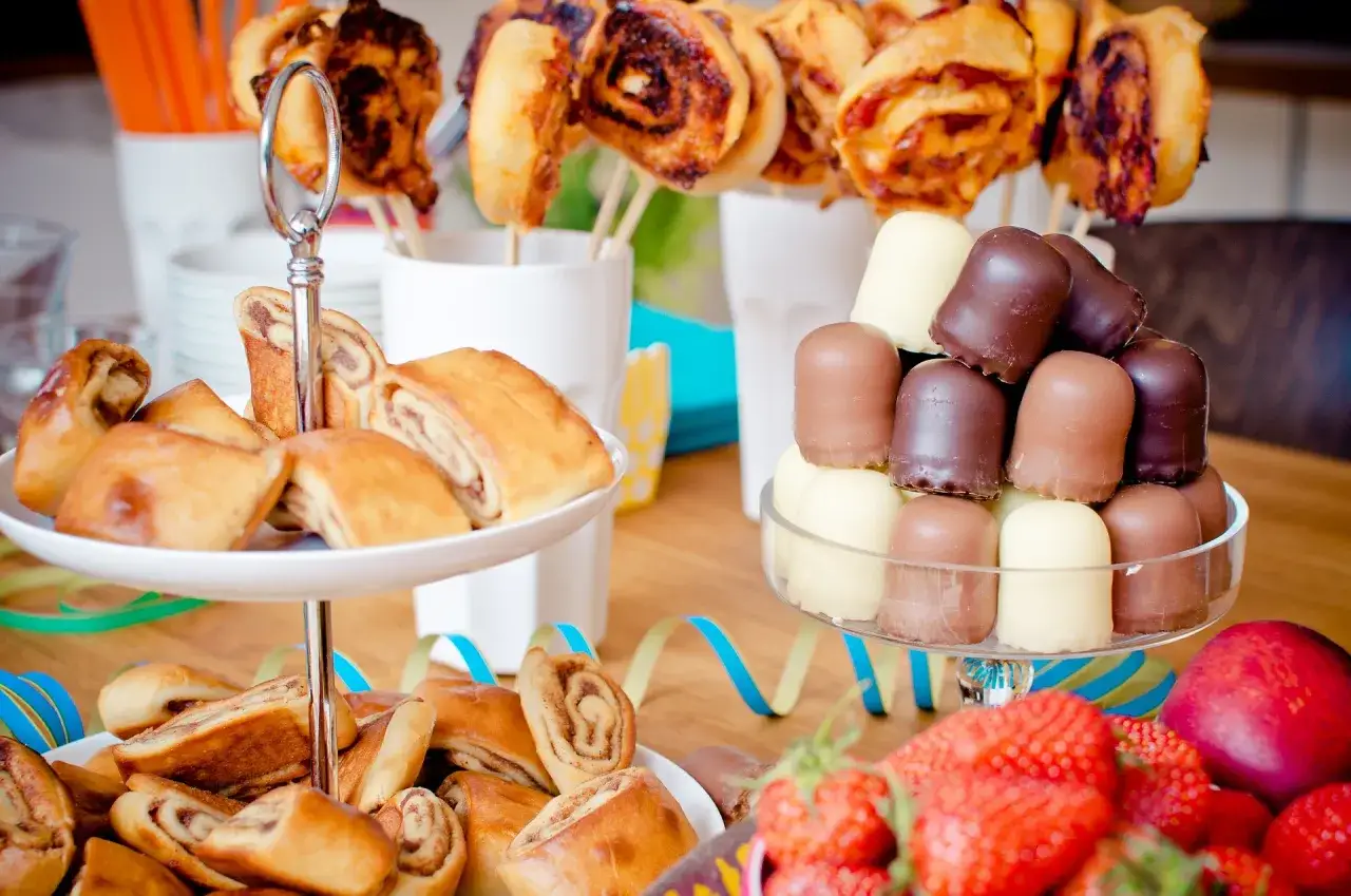 Gourmandises pour une kermesse : petits pains roulés, chocolats et fruits frais. Une belle idée repas kermesse école !