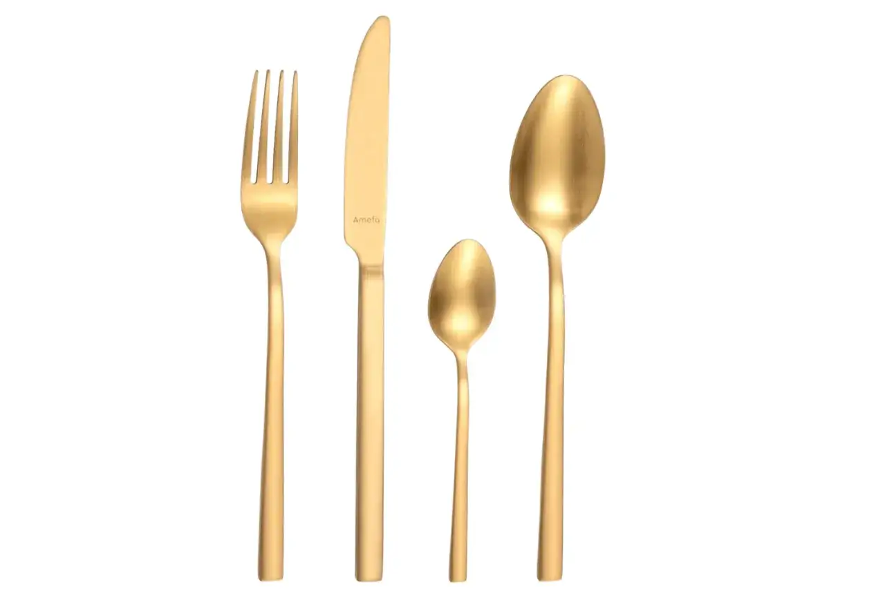 Ensemble de couverts dor&eacute;s en inox 18/0 : fourchette, couteau, petite et grande cuill&egrave;re.