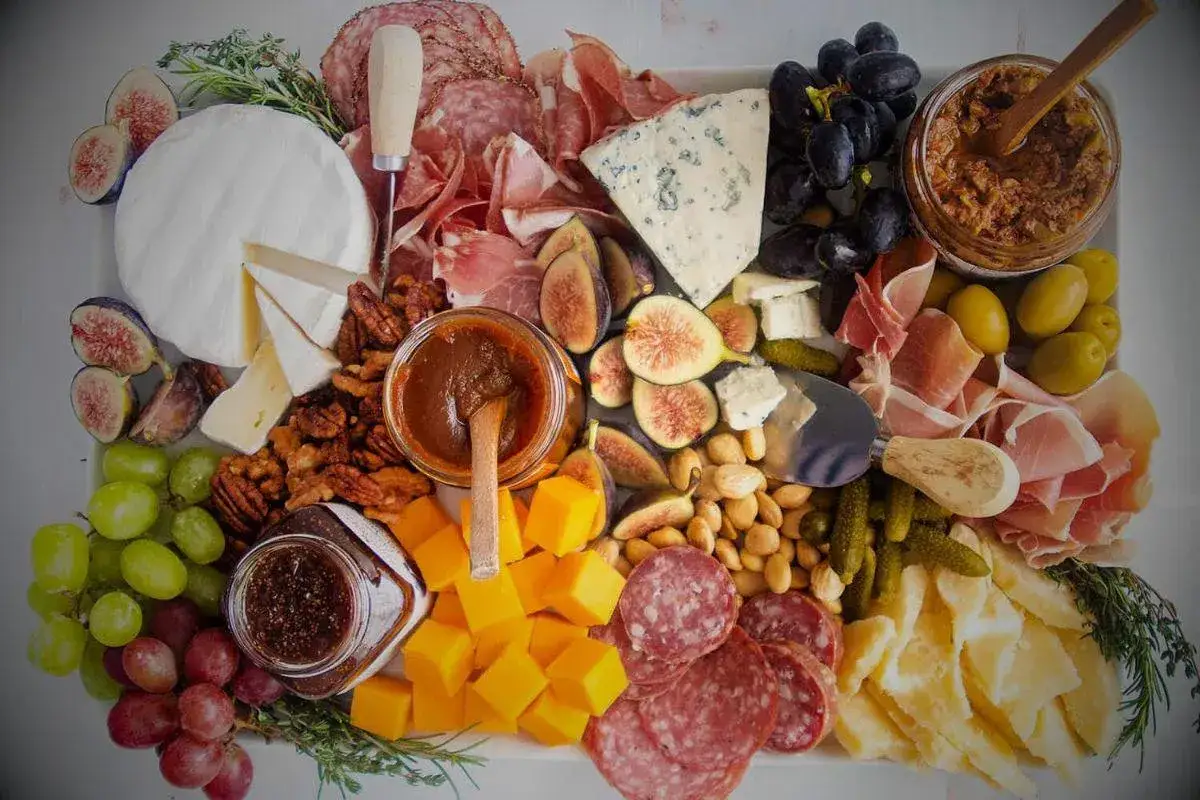 Plateau gourmand : quel vin avec charcuterie ? Fromages, fruits, noix, olives, cornichons et charcuteries variées.