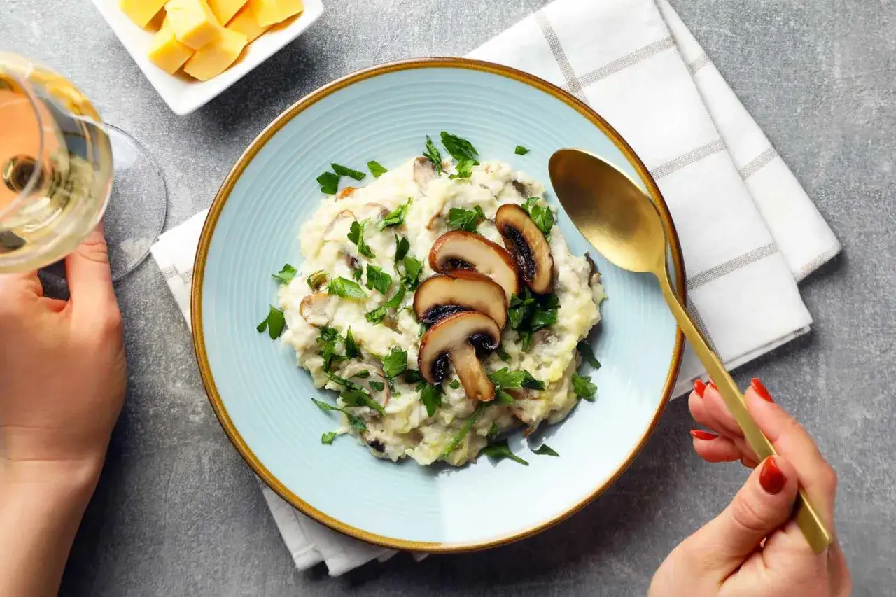 Un verre de vin blanc pour accompagner ce délicieux risotto aux champignons. Parfait pour savoir que boire avec un risotto.