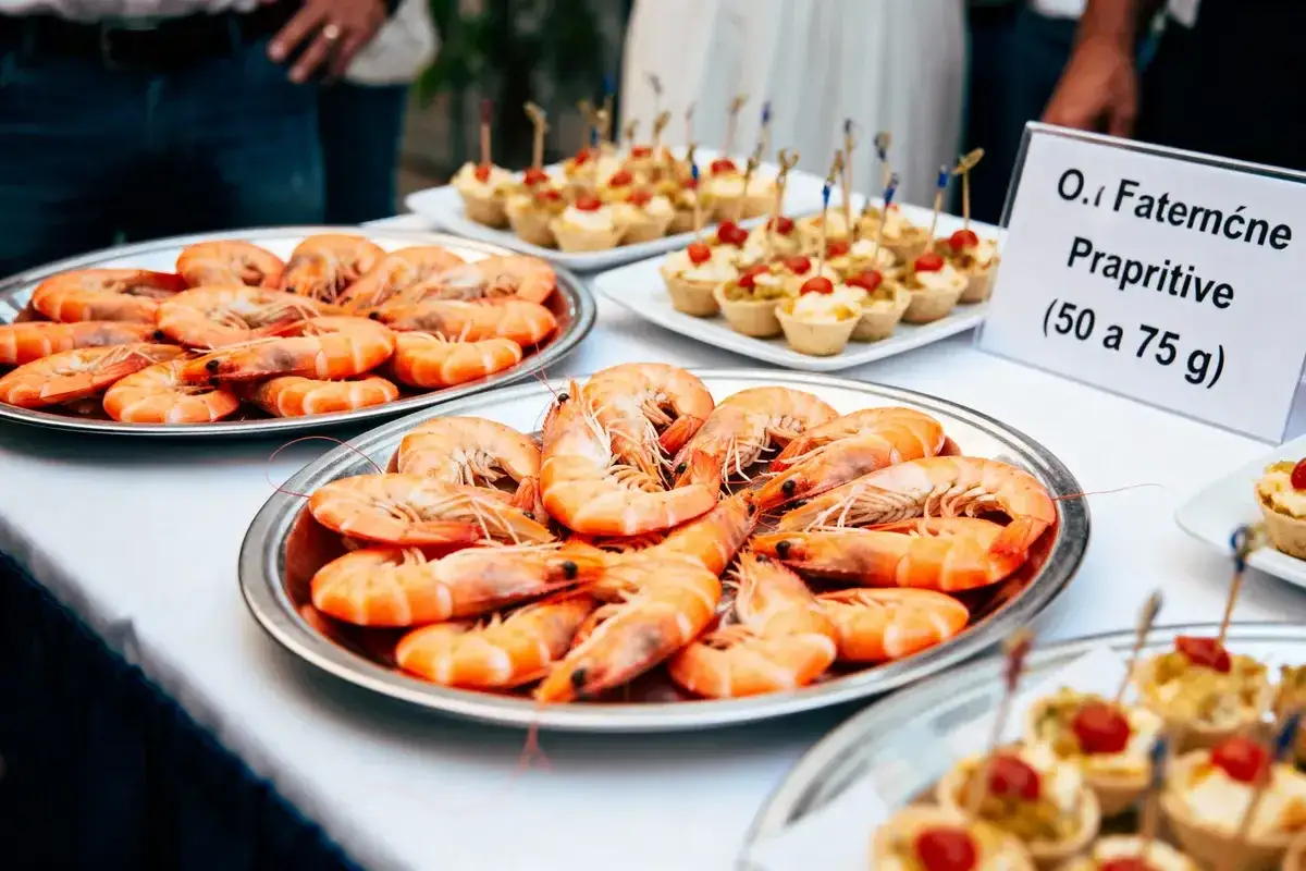 Plateaux de crevettes roses, pr&ecirc;ts &agrave; &ecirc;tre d&eacute;gust&eacute;s. La question est : combien de crevettes par personne pour ce buffet ?