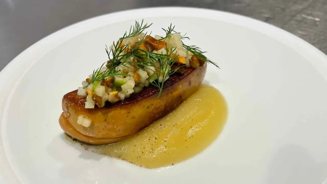 Un foie gras poêlé, garni de dés de fruits et d'herbes, servi sur une purée de fruits. Quel vin avec foie gras poêlé ? Un accord parfait pour sublimer ce plat.