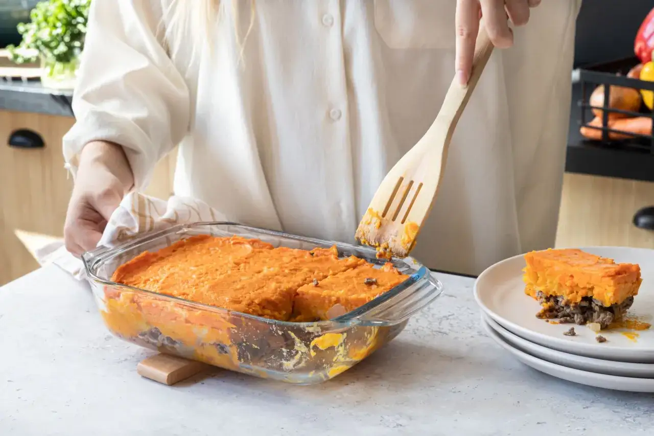 Un plat de hachis parmentier &agrave; la patate douce est servi. La question est : est ce que le verre va au four ? Oui, ce plat est pr&ecirc;t &agrave; &ecirc;tre d&eacute;gust&eacute;.