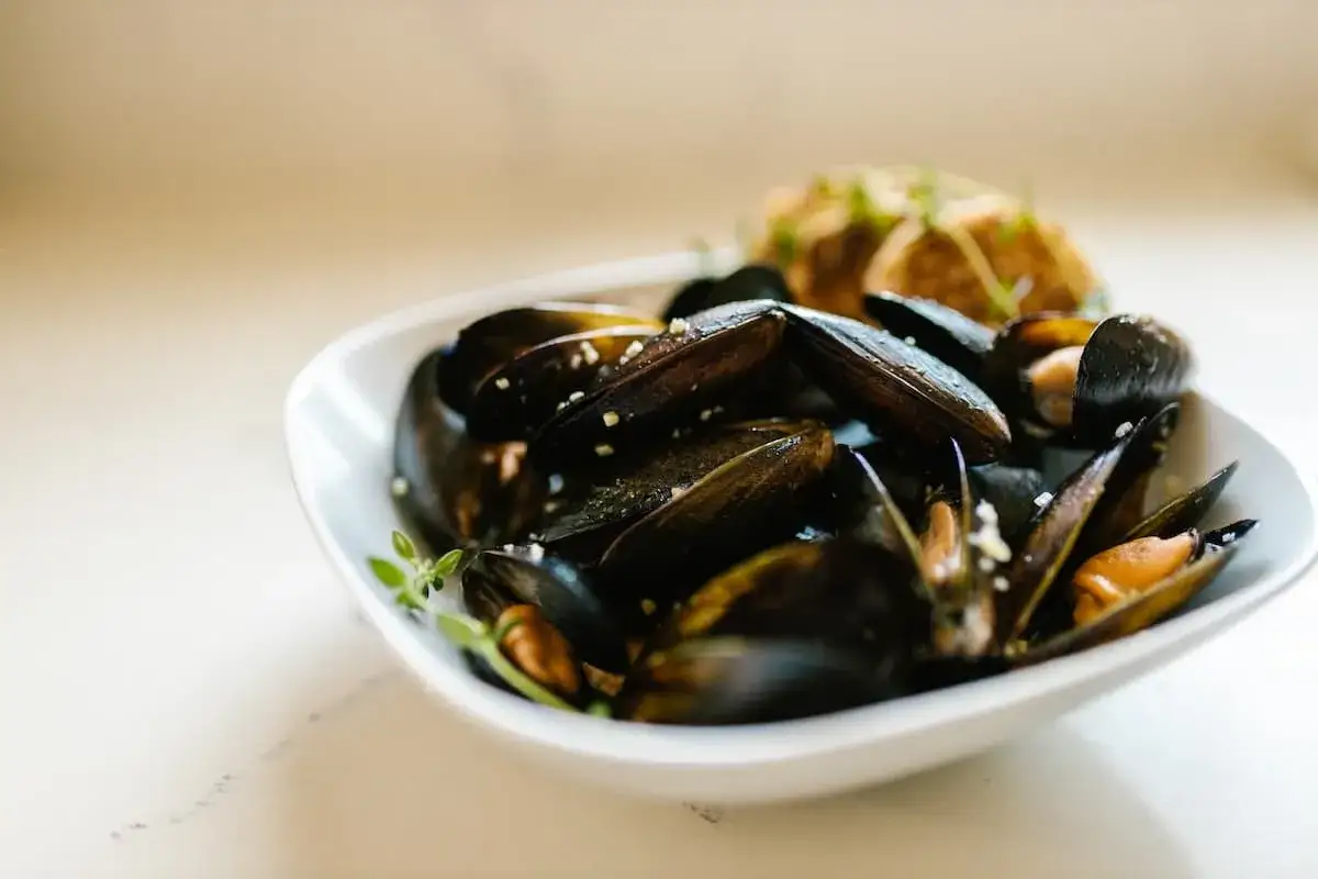 Un bol de moules savoureuses, parfaites pour une portion individuelle. La quantit&eacute; par personne est id&eacute;ale pour un repas l&eacute;ger.