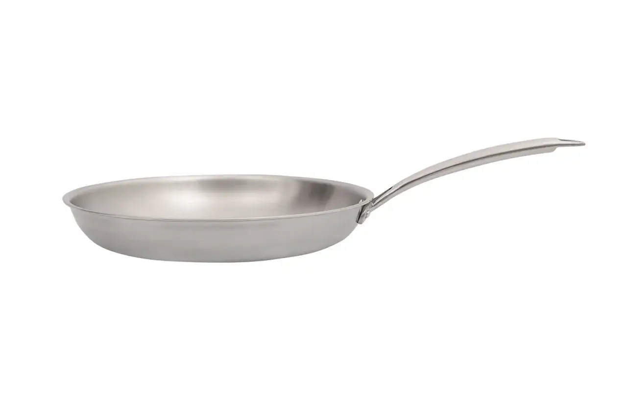 Poêle en inox ou aluminium, prête à saisir vos meilleurs plats. Son design épuré et sa robustesse en font un ustensile indispensable.