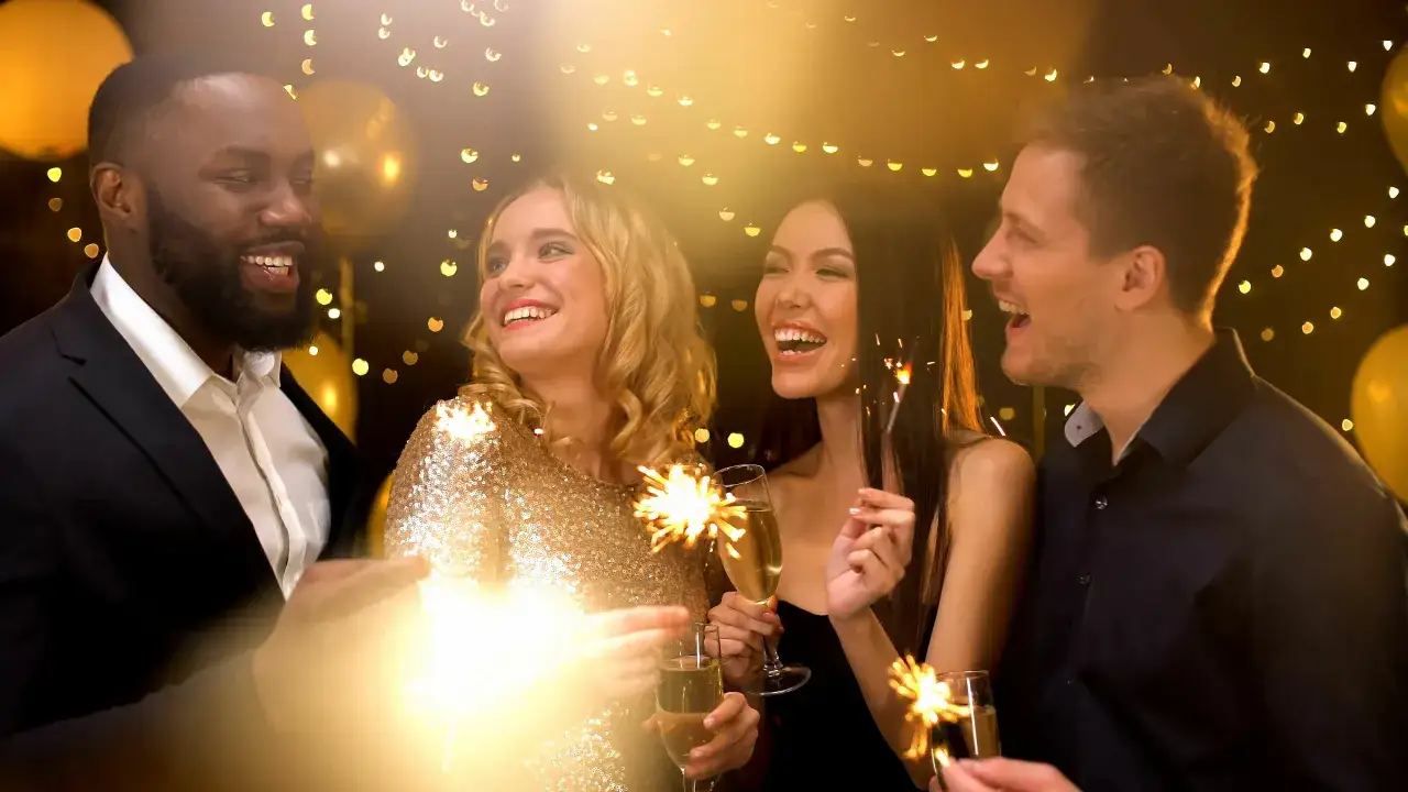 Des amis c&eacute;l&egrave;brent joyeusement avec des feux d'artifice et du champagne, marquant le d&eacute;but d'une nouvelle vie apr&egrave;s un divorce party.