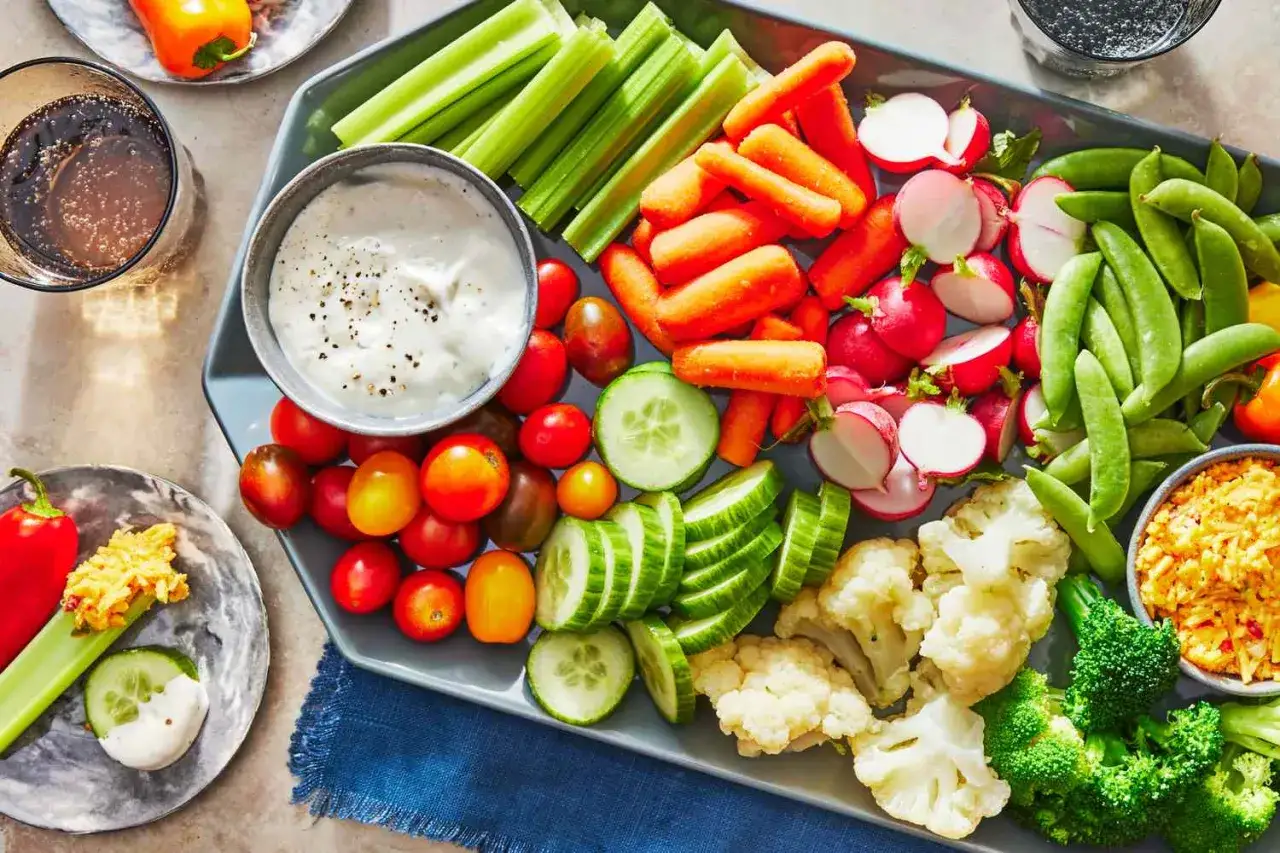 Plateau de crudit&eacute;s color&eacute;es : carottes, c&eacute;leri, radis, tomates, concombres, pois gourmands, brocolis, chou-fleur. Id&eacute;al pour une recette de crudit&eacute;s pour buffet.