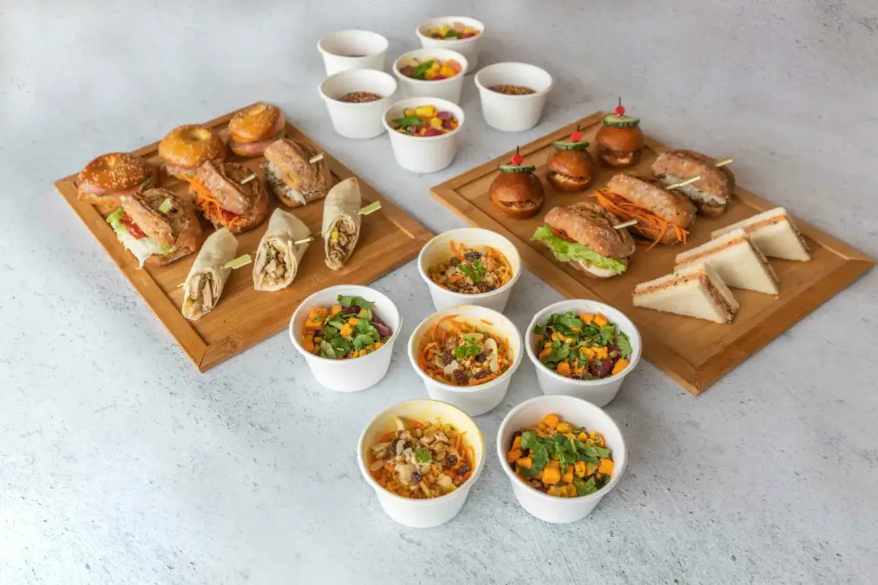 Un ap&eacute;ro dinatoire am&eacute;ricain avec mini-burgers, wraps, sandwichs et salades en coupelles. Parfait pour un repas convivial et gourmand.