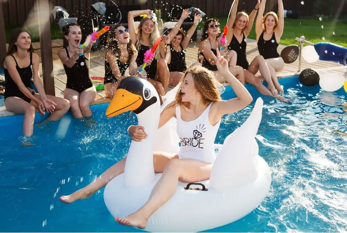 Des amies font la f&ecirc;te dans une piscine, une future mari&eacute;e sur un cygne gonflable. Une super destination EVJF pas cher pour s'amuser !