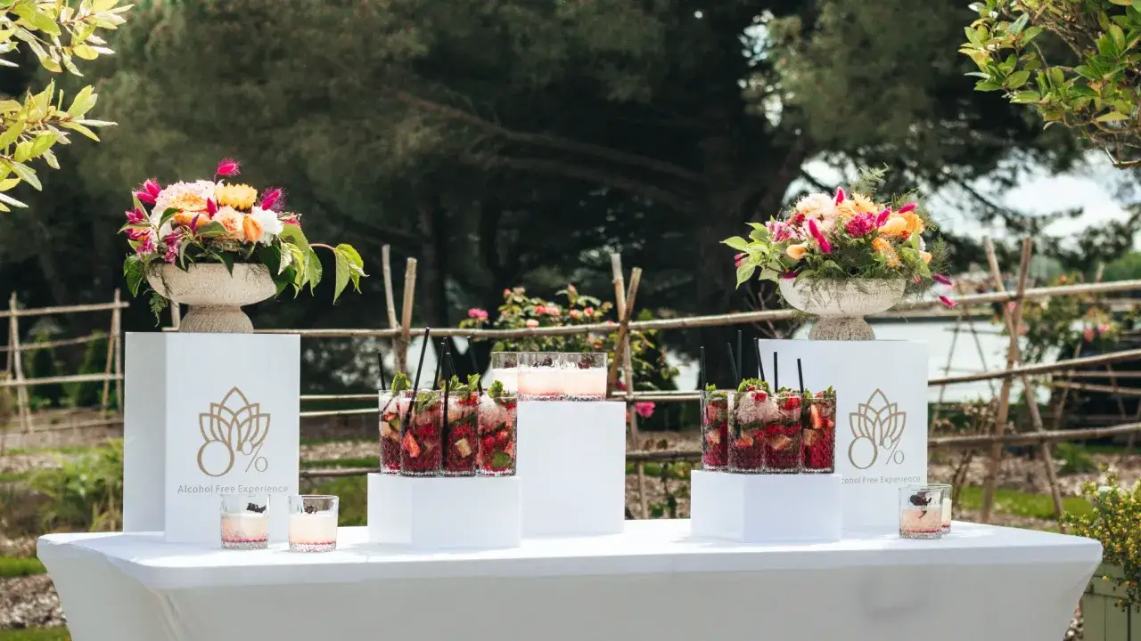 Bar de boisson soft mariage avec des cocktails fruités et des fleurs colorées, une expérience sans alcool pour célébrer.