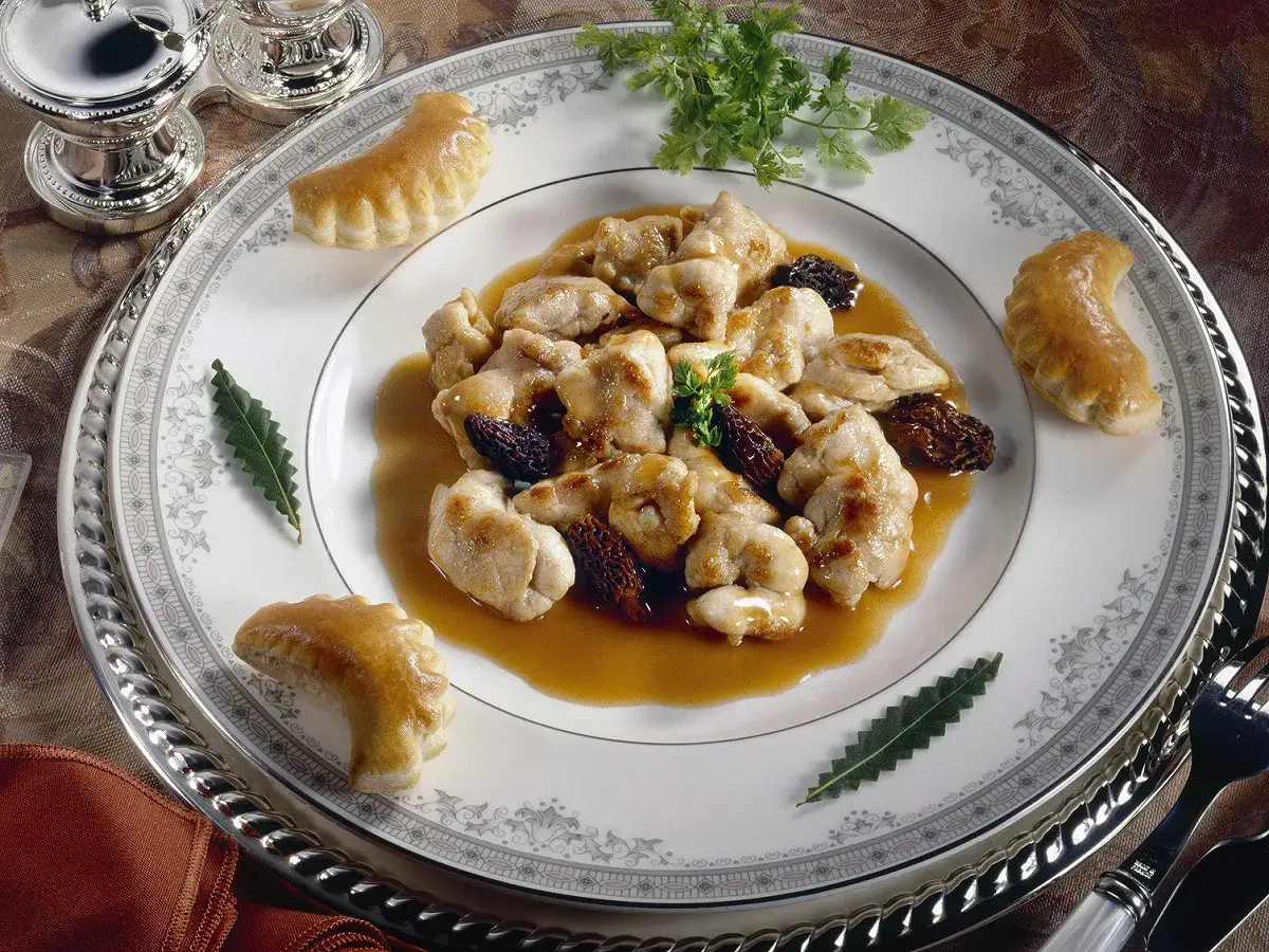 Sauté de veau aux champignons et morilles, servi avec des feuilletés. Quel vin avec ce plat ? Un blanc sec ou un rouge léger.