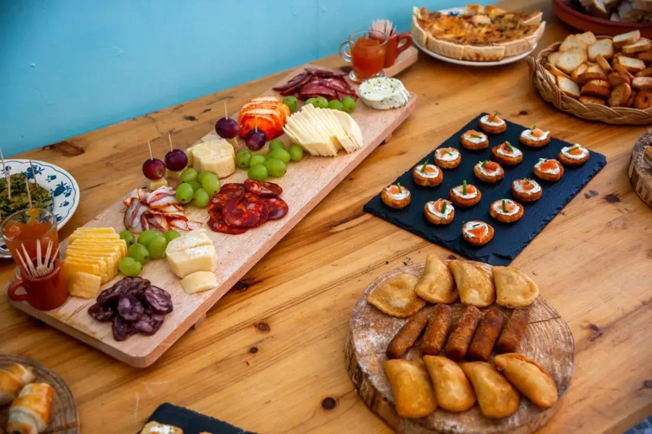 Plateau de fromages, charcuteries, mini quiches et toasts saumon : une idée menu mariage original pour un buffet gourmand.