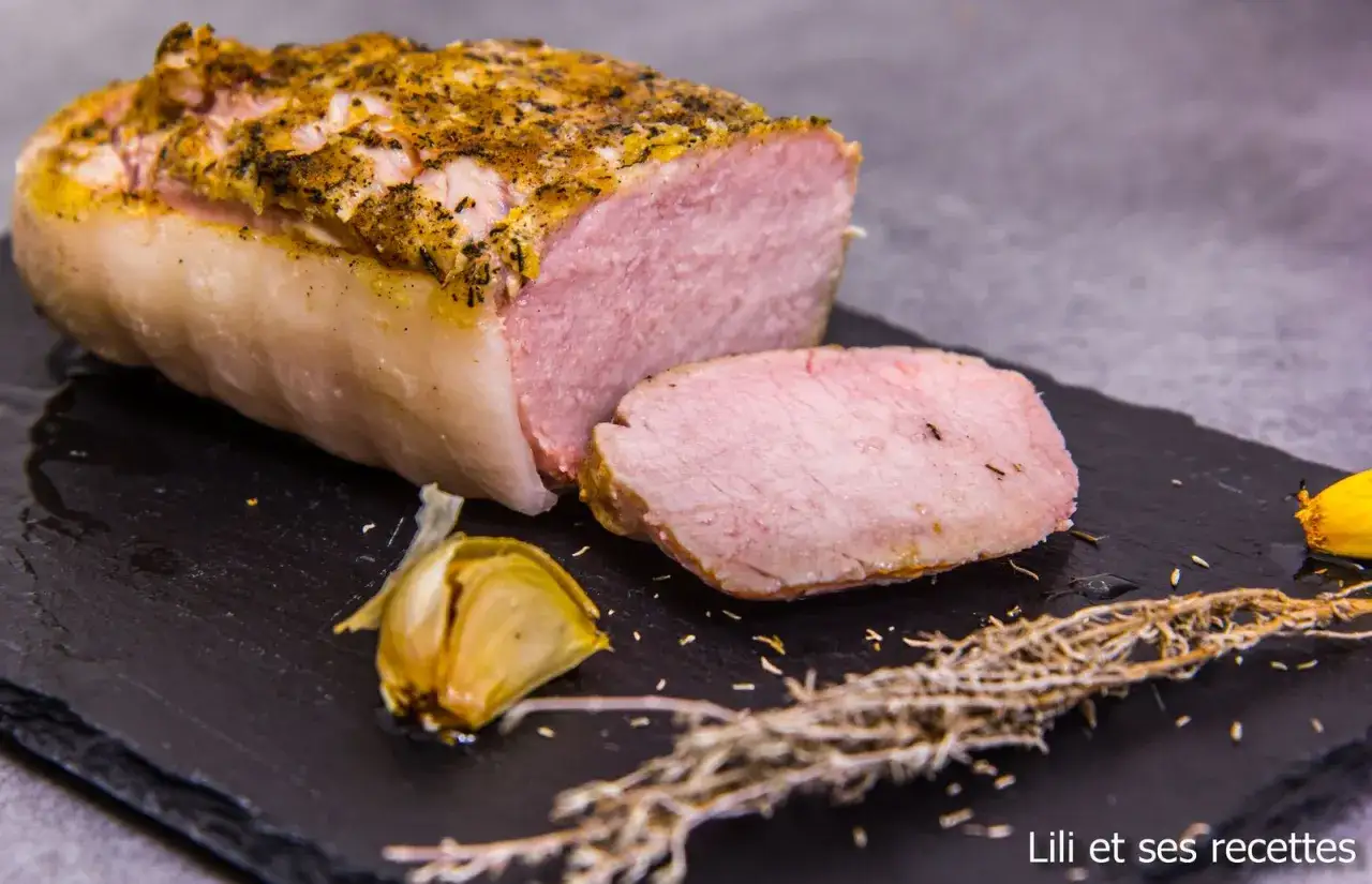 Un d&eacute;licieux roti de porc ros&eacute;, tendre et juteux, assaisonn&eacute; d'herbes et servi avec de l'ail r&ocirc;ti.