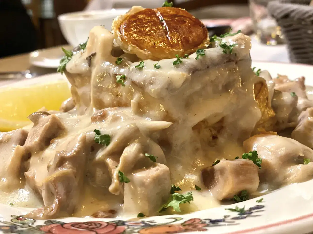 Un plat de bouchées à la reine crémeuses, garni de persil frais et d'un feuilleté doré. Quel vin choisir pour accompagner ce délice ?