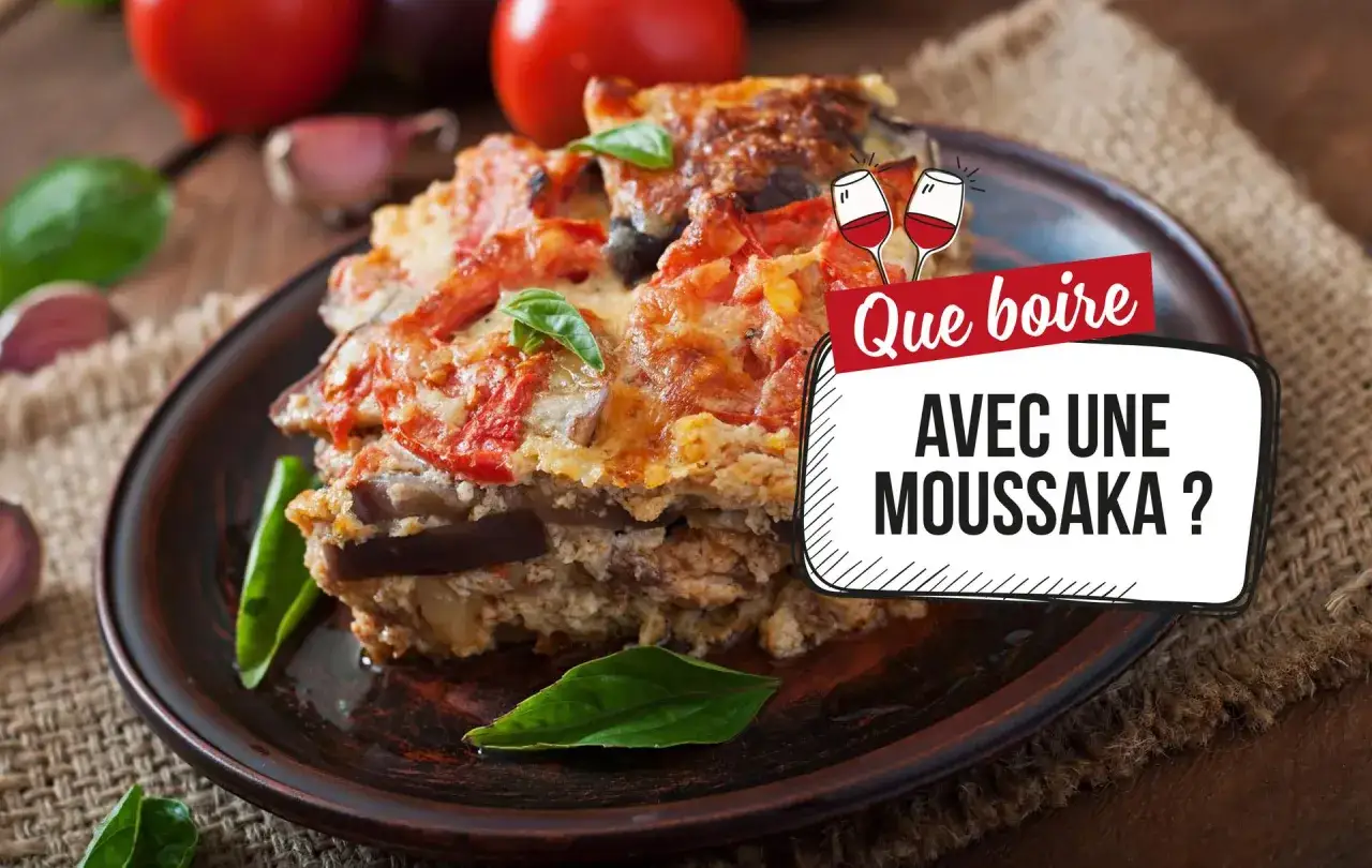 Une part généreuse de moussaka, garnie de tomates et de fromage, est servie sur une assiette. La question 