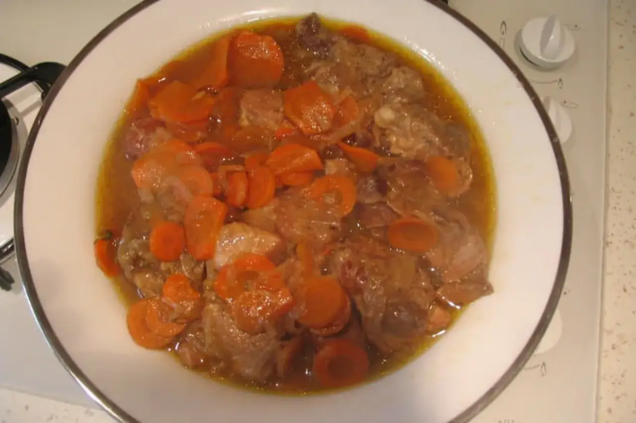 Un plat de sauté de veau aux carottes mijote dans une sauce savoureuse. Quel vin avec sauté de veau aux carottes ? Un vin rouge léger ou un blanc sec serait parfait.