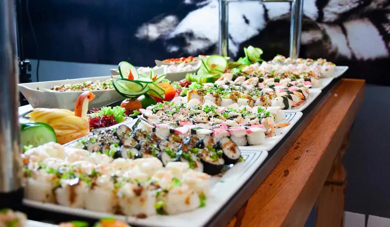Un buffet de mariage avec une abondance de sushis vari&eacute;s, des makis color&eacute;s et des garnitures fra&icirc;ches. Une id&eacute;e buffet mariage parfaite pour les gourmands.