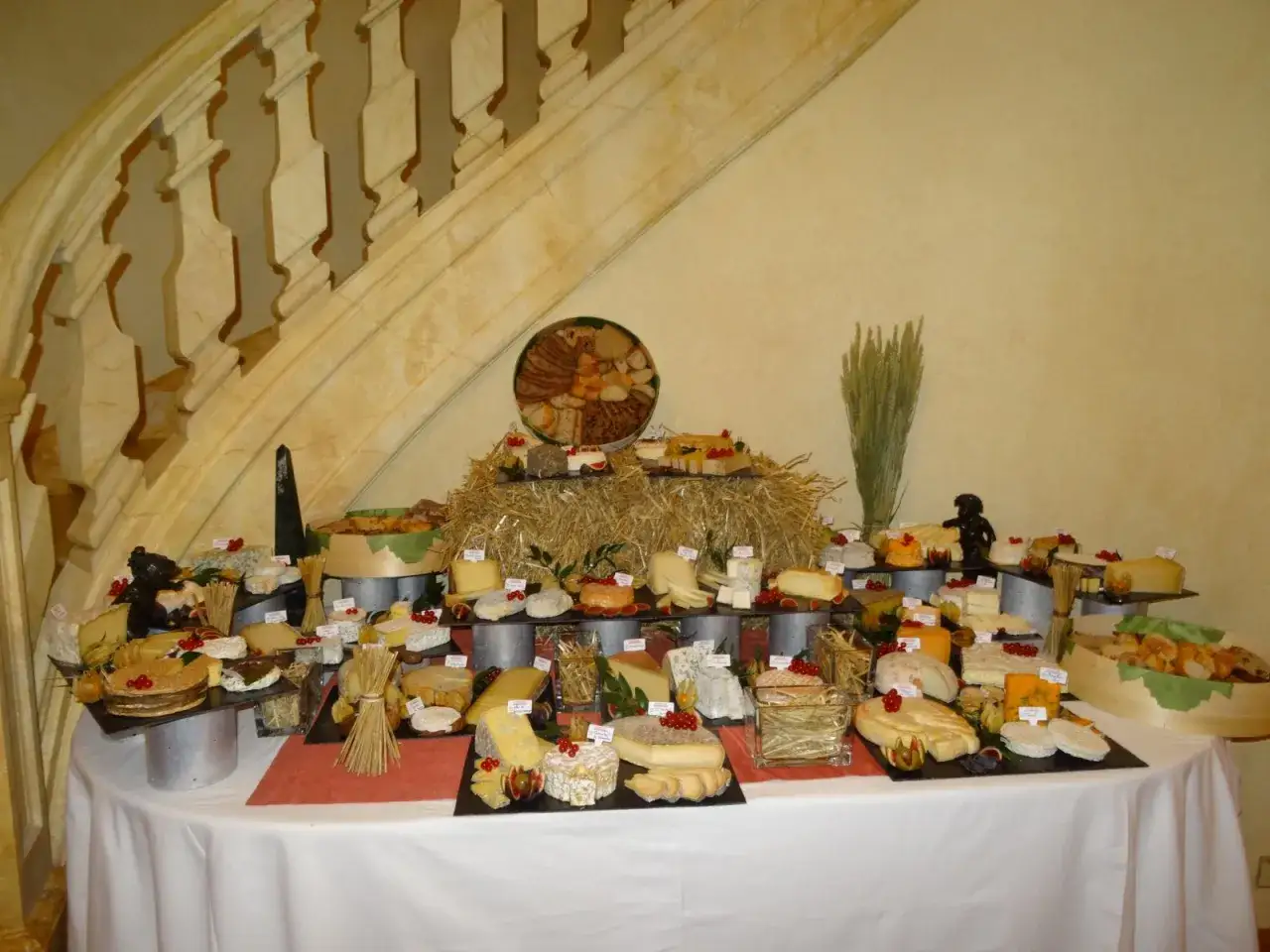 Plateau de fromages impressionnant, id&eacute;al pour r&eacute;pondre &agrave; la question : quelle quantit&eacute; de fromage pour 40 personnes. Une belle pr&eacute;sentation pour un buffet.