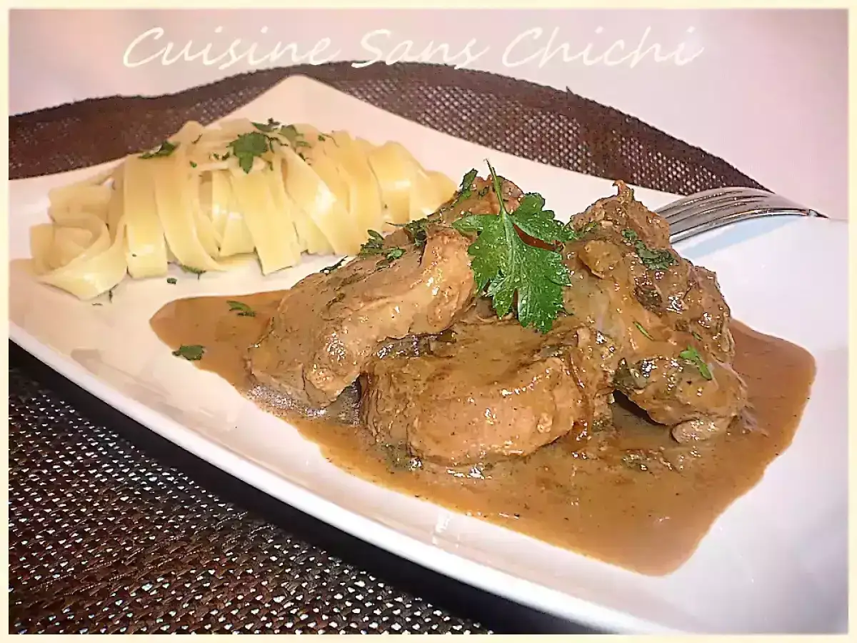 Filet mignon de porc en sauce moutarde, servi avec des pâtes fraîches. Un plat savoureux et réconfortant.